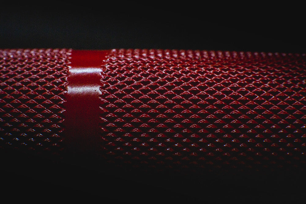 The Infinity Bar is a hybrid Bodybuilding and Powerlifting barbell. This images presents a close-up view of the Infinity Bar's grip.